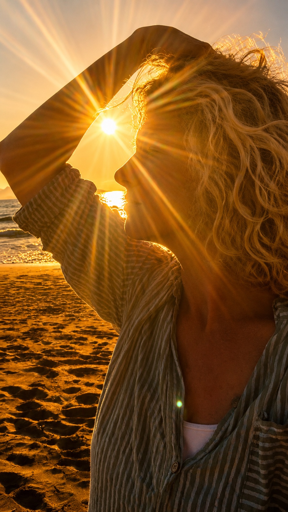 Danica Wetzky am Meer im goldenen Sonnenlicht